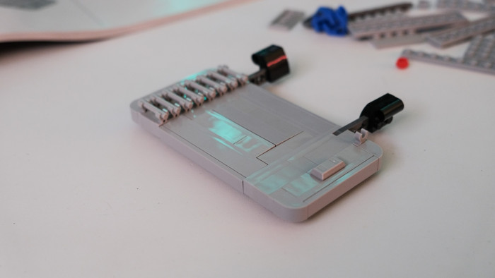 Die Seitenpaneele sind detailliert und fast nur grau. (Bild: Oliver Nickel/Golem.de)